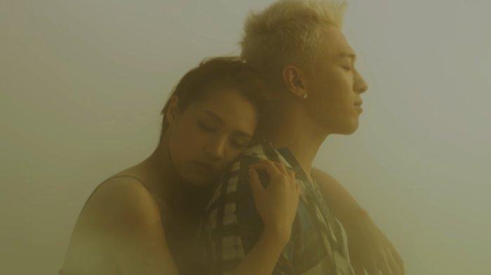 Lirik Lagu dan Terjemahan Darling Taeyang BIGBANG, Kkeutkkaji Neon Motdwaesseo