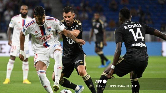 Lucas Paqueta vs Thomas Mangani di Ligue 1 Prancis antara Lyon vs Ajaccio di The Groupama Stadium di Decines-Charpieu, Prancis timur tengah, pada 5 Agustus , 2022.