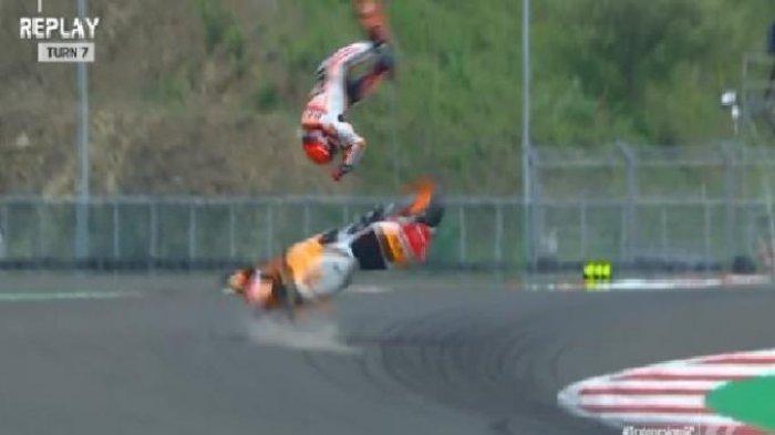 Pembalap tim Repsol Honda, Marc Marquez mengalami crash kala menjalani sesi latihan bebas MotoGP Mandalika 2022, Minggu (20/3/2022). Marc Marquez dibawa ke rumah sakit setelah mengalami kecelakaan hebat di tikungan 7 Sirkuit Mandalika