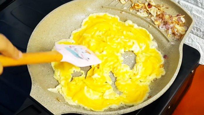 Masak telur orak arik sampai matang