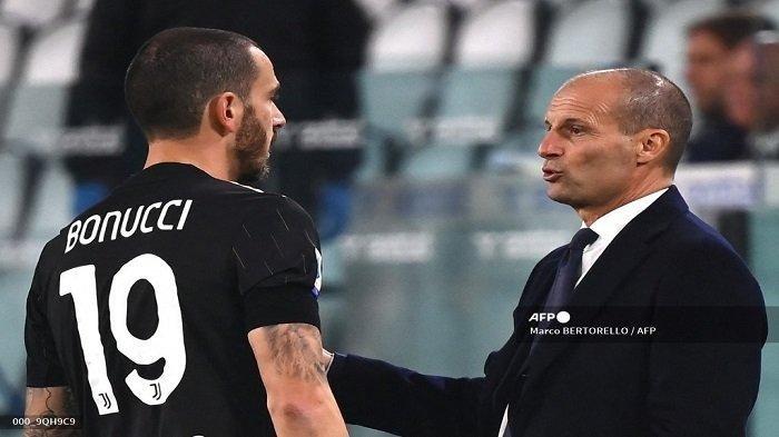 Massimiliano Allegri dan Leonardo Bonucci di Liga Italia Serie A antara Juventus vs Sassuolo pada 27 Oktober 2021 di stadion Juventus di Turin.