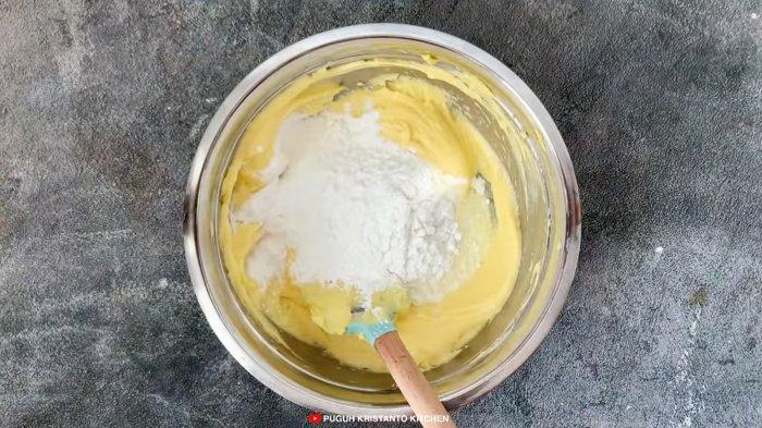Masukkan susu bubuk, tepung maizena, dan tepung terigu, kemudian aduk rata