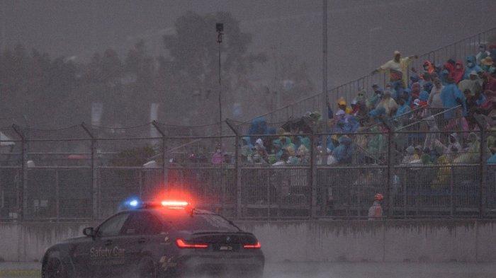 Mobil Safety car memeriksa kondisi trek jelang MotoGP Indonesia di Sirkuit Internasional Mandalika di Kuta Mandalika di Lombok Tengah pada 20 Maret 2022.