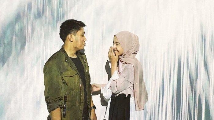 Momen Eril dan Nabila mengunjungi pemeran seni