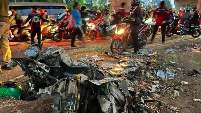 Penampakan kendaraan yang terlibat kecelakaan maut di Jalan Raya Alternatif Cibubur, Senin (18/7/2022).