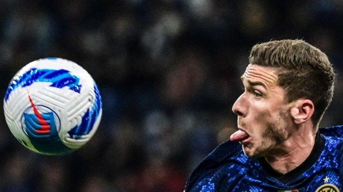 Bek Inter Milan asal Jerman Robin Gosens pada saat pertandingan semifinal Piala Italia (Coppa Italia), leg kedua antara Inter dan AC Milan , Rabu 20 April 2022 di stadion San Siro di Milan.