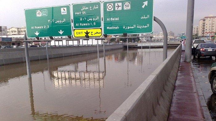 Penampakan kanal di Jalan King Abdulaziz di Jeddah, Arab Saudi setelah banjir 2009. Foto diambil pada 26 November 2009, sehari setelah banjir bandang melanda
