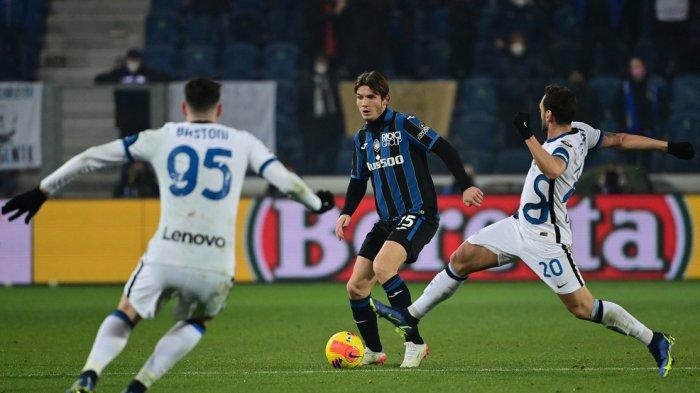 Bek Inter Milan Alessandro Bastoni (kiri) dan Hakan Calhanoglu (kanan) bertahan melawan gelandang AtalantaMarten de Roon pada pertandingan sepak bola Serie A Italia antara Atalanta dan Inter pada 17 Januari 2022 di stadion Azzuri d'Italia