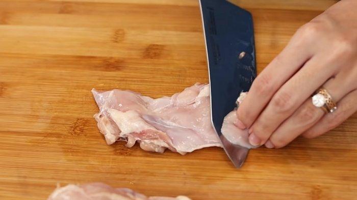 Potong daging ayam jadi kecil-kecil