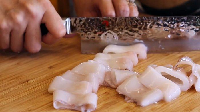 Potong-potong cumi sekitar 1-2 cm