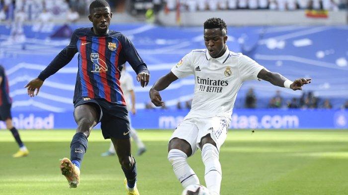 Pemain Real Madrid Brasil Vinicius Junior berhadapan dengan Ousmane Dembele (kiri) pada pertandingan sepak bola Liga Spanyol antara Real Madrid CF dan FC Barcelona di stadion Santiago Bernabeu pada 16 Oktober 2022.