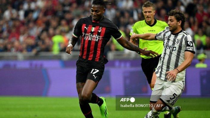 Rafael Leao vs Manuel Locatelli di Liga Italia Serie A antara AC Milan vs Juventus di stadion San Siro di Milan pada 8 Oktober 2022.