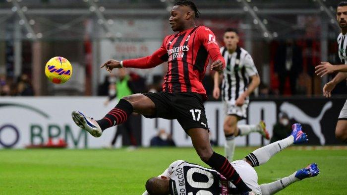 Rafael Leao vs Rodrigo Becao di Liga Italia Serie A antara AC Milan vs Udinese di Stadion Giuseppe Meazza - juga disebut San Siro - di Milan, pada 25 Februari 2022.