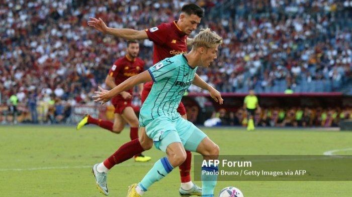 Rasmus Hojlund vs Roger Ibanez di Liga Italia Serie A antara Roma vs Atalanta BC di Stadio Olimpico pada 18 September 2022 di Roma, Italia.
