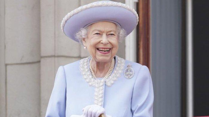 Ratu Elizabeth II meninggal dalam usia 96 tahun pada Kamis (8/9/2022). Dalam foto ini, Ratu Elizabeth II tersenyum di balkon Istana Buckingham setelah menghadiri parade militer Trooping the Color di London, Inggris, Kamis (2/6/2022). Itu adalah hari pertama dari rangkaian empat hari perayaan Platinum Jubilee atau 70 tahun bertakhta.