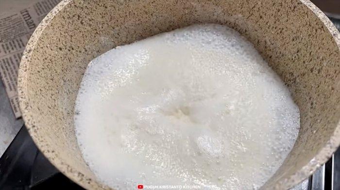 Rebus selama kurang lebih 5 menit atau sampai susu menyusut sekitar 50 persen