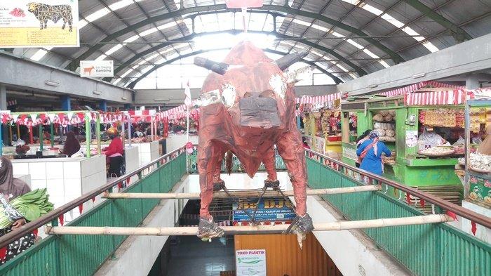 Suasana Pasar Rejowinangun Kota Magelang mulai dihiasi pernak-pernik Agustusan, Rabu (10/08/2022)
