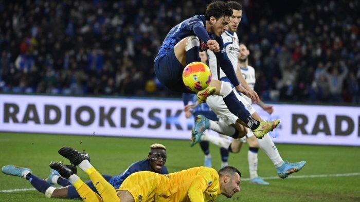 Samir Handanovic vs Eljif Elmas di Liga Italia Serie A antara Napoli vs Inter Milan di stadion Diego Armando Maradona di Naples pada 12 Februari 2022.
