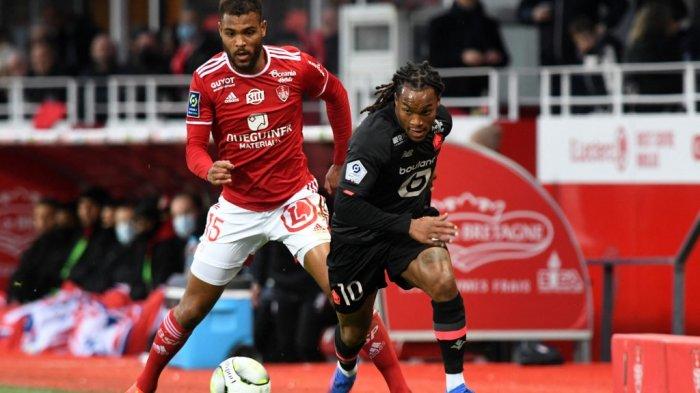 Steve Mounie vs Renato Sanches di pertandingan sepak bola L1 Prancis antara Brest vs Lille di stadion Francis Le Ble di Brest, Prancis barat pada 22 Januari 2021.
