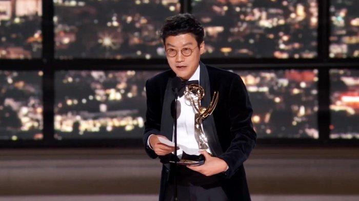 Sutradara Squid Game Hwang Dong Hyuk saat berpidato usai menerima piala Emmy Awards 2022