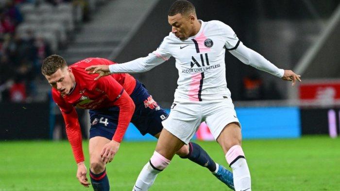 Sven Botman vs Kylian Mbappe di Ligue 1 Prancis antara Lille vs PSG di stadion Pierre-Mauroy di Villeneuve-d'Ascq, dekat Lille, Prancis utara, pada 6 Februari 2022.