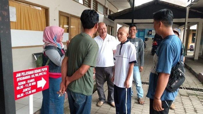 Heri Kusaeri (baju putih) dikelilingi keluarga dan petugas dari Dinsospermades Banyumas, Minggu (6/6/2022). Heri, pria dengan gangguan jiwa, akhirnya dipertemukan dengan keluarganya di Garut, Jawa Barat, setelah dilaporkan hilang sejak lima tahun lalu.