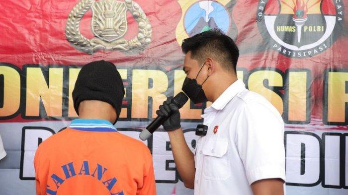 Pembunuhan: Tersangka MW (21) yang berbaju tahanan dalam kasus pembunuhan IY (33) saat dihadirkan dalam konferensi pers di Mapolres Kediri, Jawa Timur, Selasa (17/5/2022).