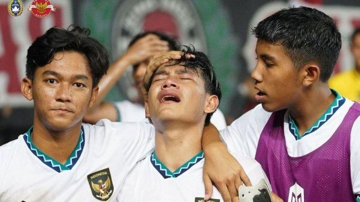 Kekecewaan penggawa timnas Indonesia U19 seusai dipastikan tersingkir dari ajang Piala AFF U19 2022.