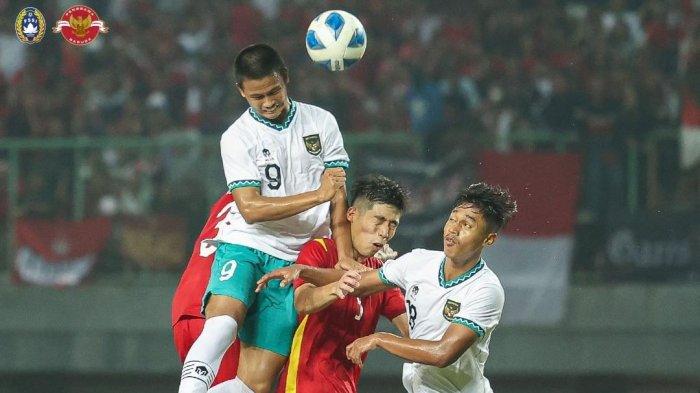 Aksi penyerang timnas Indonesia, Hokky Caraka pada laga perdana Grup A Piala AFF U-19 2022 di Stadion Patriot Candrabhaga, Bekasi, Sabtu (2/7/2022) lalu.