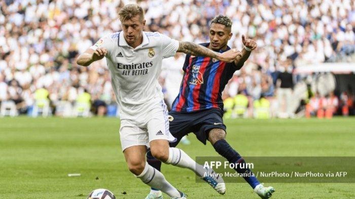 Toni Kroos vs Raphinha Dias di LaLiga Spanyol antara Real Madrid vs Barcelona sebagai bagian dari LaLiga di Madrid, Spanyol, pada 16 Oktober 2022.