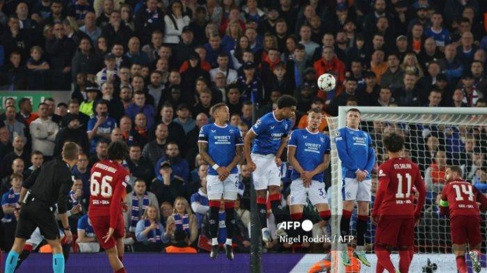 Trent Alexander-Arnold mencetak gol dari tendangan bebas di grup A Liga Champions antara Liverpool vs Rangers di Anfield di Liverpool, Inggris barat laut pada 4 Oktober 2022.