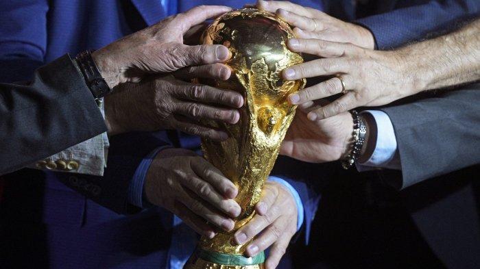 Trofi Piala Dunia FIFA yang dibawa saat tur dunia menjelang Dunia FIFA Piala Qatar 2022, di Ezeiza, Buenos Aires, 25 Oktober 2022