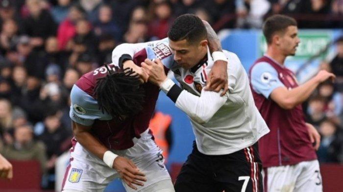 Tyrone Mings vs Cristiano Ronaldo di Liga Inggris antara Aston Villa vs Manchester United di Villa Park pada 06 November 2022 di Birmingham, Inggris.