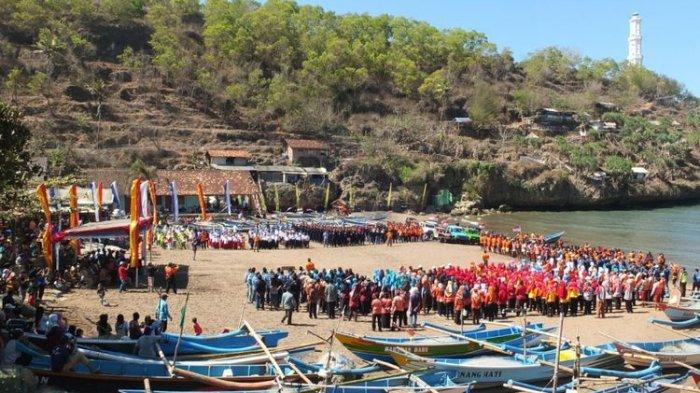 Upacara Bendera di Pantai Baron