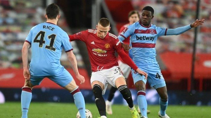 Bursa Transfer MU - Foto dok Ilustrasi: Gelandang Manchester United Scott McTominay (tengah) bersaing dengan gelandang Inggris West Ham United, Declan Rice (kiri) pada pertandingan sepak bola putaran kelima Piala FA Inggris Manchester United dan West Ham United di Old Trafford di Manchester, Rabu 10 Februari 2021.