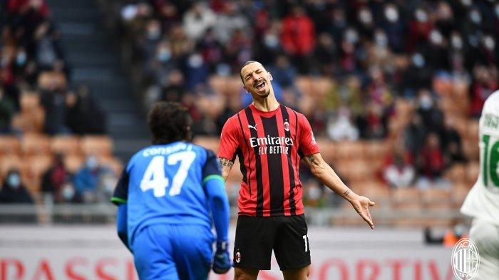 Kekecewaan penyerang veteran, Zlatan Ibrahimovic pada pertandingan AC Milan kontra Sassuolo di San Siro, Minggu (28/11/2021).