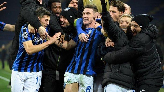Bek Atalanta Robin Gosens merayakan gol dengan rekan setimnya dalam pertandingan Grup C Liga Champions antara Shakhtar Donetsk vs Atalanta di Stadion Metallist di Kharkiv pada 11 Desember 2019.