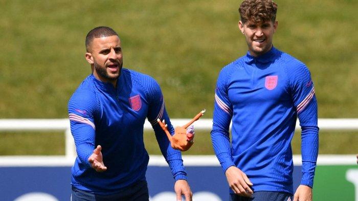 Bek Inggris Kyle Walker dan John Stones dalam sesi latihan di St George's Park, Inggris, 12 Juni 2021 menjelang UEFA EURO 2020 melawan Kroasia.