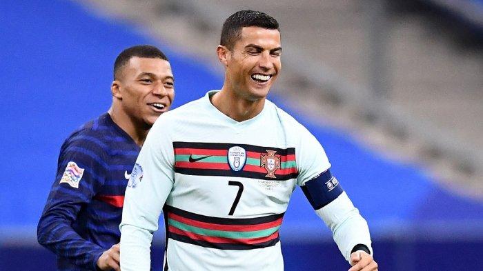 Penyerang Portugal Cristiano Ronaldo (kiri) berbicara dengan penyerang Prancis Kylian Mbappe (tengah) selama pertandingan sepak bola Nations League antara Prancis dan Portugal, pada 11 Oktober 2020 di Stade de France di Saint-Denis, di luar Paris.