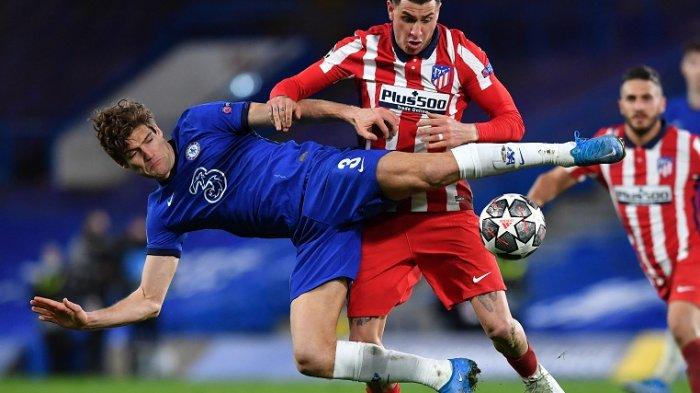 Bek Chelsea Marcos Alonso (Kiri) adu kuat dengan bek Atletico Madrid Jose Gimenez selama pertandingan sepak bola leg kedua babak 16 besar Liga Champions antara Chelsea dan Atletico Madrid di Stamford Bridge di London pada 18 Maret 2021.