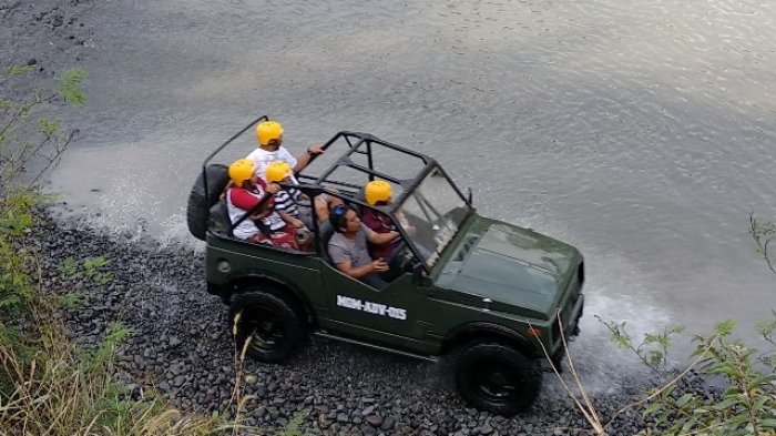 Salah satu jip Lava Tour yang beraksi di Kali Kuning, Sleman, Rabu (20/06/2018)