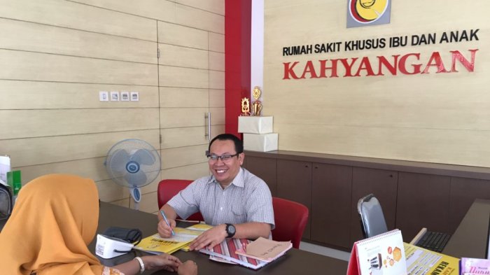 dr. Andang S. Nugroho, Sp.OG, Dokter Spesialis Kebidanan dan Kandungan RSIA Kahyangan, sedang melayani konsultasi