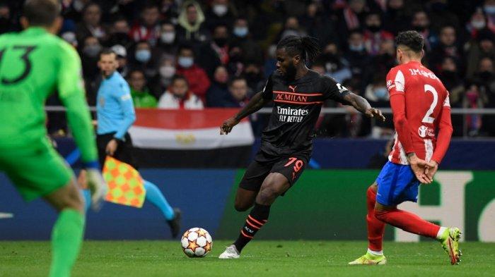 Franck Kessie di Grup B Liga Champions antara Atletico Madrid vs AC Milan di stadion Wanda Metropolitano di Madrid pada 24 November 2021.