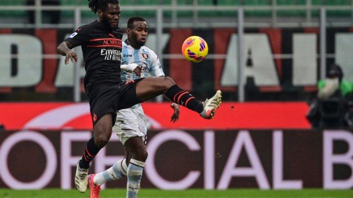 Franck Kessie vs Lassana Coulibaly di Liga Italia Serie A antara AC Milan vs Salernitana pada 4 Desember 2021 di stadion San Siro di Milan.