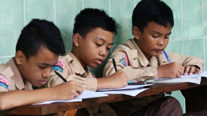 Jumat (27/10/2017) pagi, ribuan siswa sekolah se-Kota Yogyakarta secara serentak menulis bebas memeriahkan Gerakan Yogya Menulis.