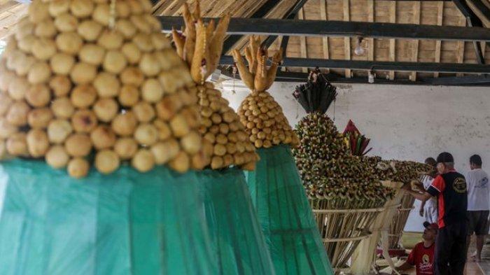 Abdi Dalem Kertaon Yogyakarta menyelesaikan proses pembuatan gunungan untuk Grebeg Sekaten di kawasan bangsal Magangan, komplek Keraton Yogyakarta, Senin (19/11/2018). Gunungan yang berisi makanan serta hasil bumi tersebut akan dibagikan pada puncak perayaan Sekaten yaitu pada Grebeg Sekaten yang akan dilaksanakan pada Rabu (21/11/2018) mendatang.