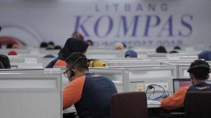 Suasana di dalam war room quick count Litbang Kompas, Palmerah, Jakarta, Rabu (27/6/2018). Ruangan ini terbagi dalam 3 kompartemen utama yang mewakili tiga wilayah yang dilakukan hitung cepat, yaitu kompartemen Jawa Barat, Jawa Tengah dan Jawa Timur.