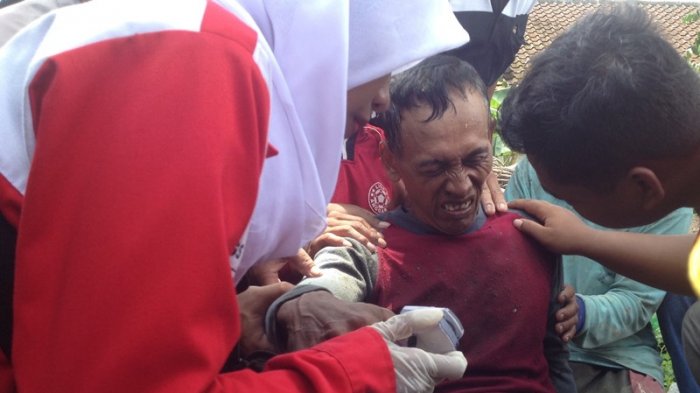 Imam Sujono, warga Kedaton, Pleret, Bantul (tengah) mendapat perawatan medis usai dievakuasi dari pohon jati bertinggi 10 meter, Rabu (24/1/2018).