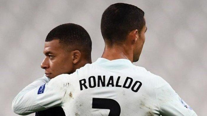 Megabintang timnas Portugal, Cristiano Ronaldo berpelukan pemain timnas Perancis, Kylian Mbappe.