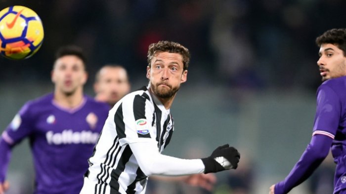 Gelandang Juventus, Claudio Marchisio (kiri), dan pemain Fiorentina, Gil Dias (kanan), memandang bola dalam laga Liga Italia di Stadion Artemio Franchi, Florence, pada 9 Februari 2018.